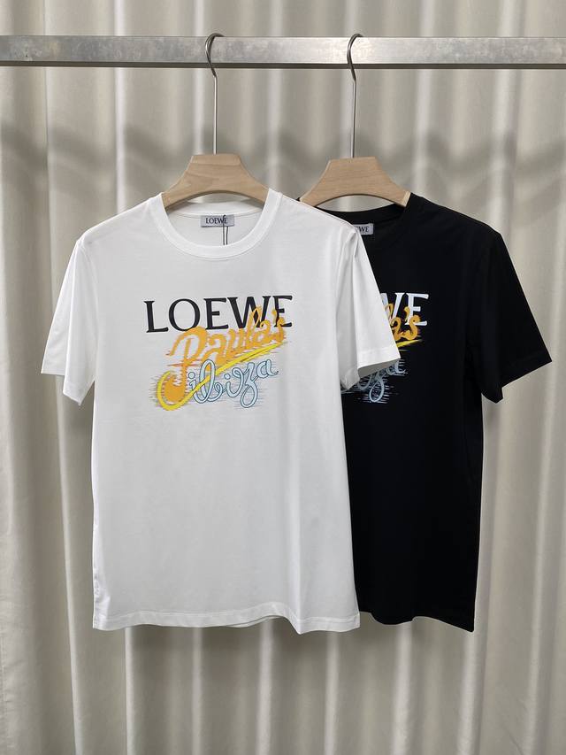 Loewe.25夏季新品数码印花标识短袖T恤，正面饰有 Loewe Paula’S Ibiza数码印花标识设计、彰显品牌辨识度，定制80支双股丝光棉面料；黑色
