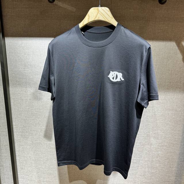 上新，D#Or刺绣细节全棉短袖T恤。订织全棉面料质感好，面料舒适亲肤。颜色:黑，白色。尺码:S-M-L-Xl-Xxl。