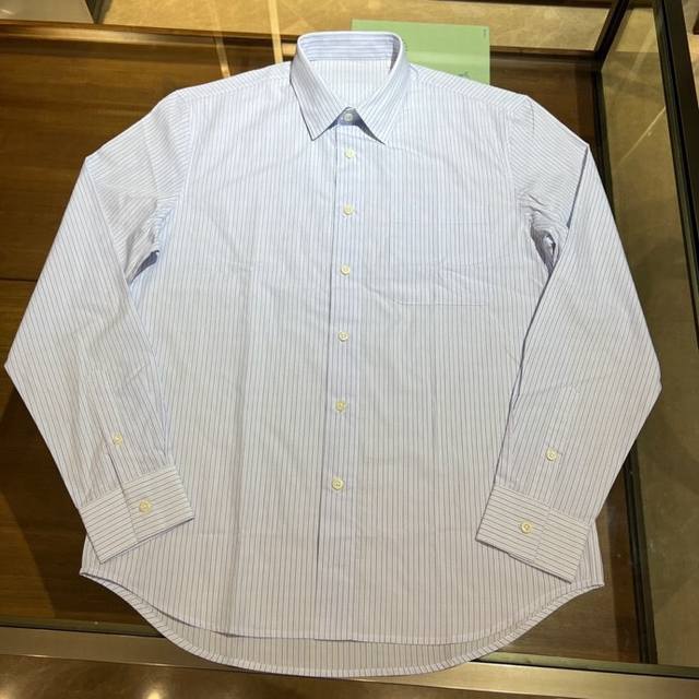 上新，P#Ada条纹口袋背面三角标识细节棉府绸衬衫。 明扣款贝壳扣，面料质感不错，面料舒适透气。 尺码:38-39-40-41-42=S-Xxl。