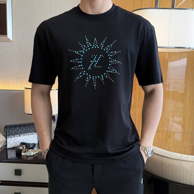 Lv 2025Ss蛇年贺岁款春夏精品宽松版短袖T恤 官网同步 高端品质 定制顶级长绒棉面料，顶级大厂1:1制作，时尚大牌重工艺Logo设计，手感柔软细腻 穿着亲