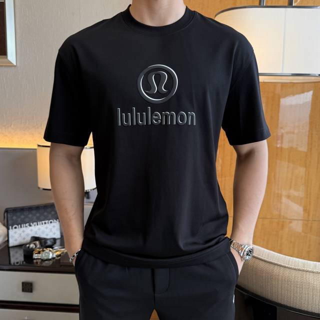 Lulu 2025Ss蛇年贺岁款春夏精品宽松版短袖T恤 官网同步 高端品质 定制顶级长绒棉面料，顶级大厂1:1制作，时尚大牌重工艺Logo设计，手感柔软细腻 穿