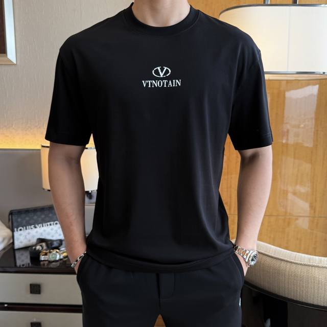 华伦天奴 2025Ss蛇年贺岁款春夏精品宽松版短袖T恤 官网同步 高端品质 定制顶级长绒棉面料，顶级大厂1:1制作，时尚大牌重工艺Logo设计，手感柔软细腻 穿