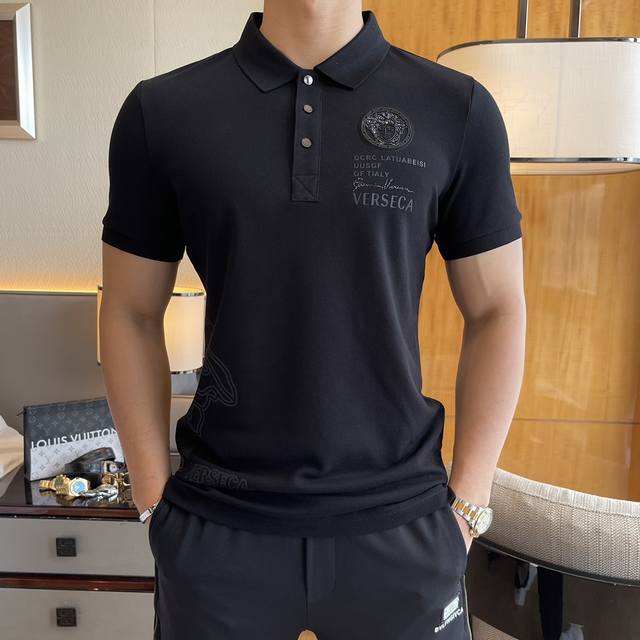 V思哲 2025Ss春夏新款Polo领短袖系列。精选顶级丝光珠地棉面料，三标齐全！时尚大牌元素Logo工艺设计，上身版型超赞，面料细腻舒适透气，随意搭配都超级好