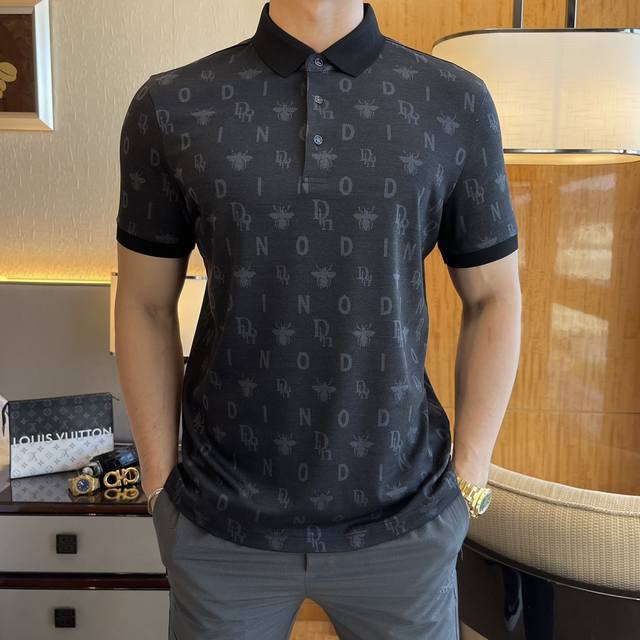 D奥 2025Ss春夏新款Polo领短袖系列。精选优质长绒棉面料，时尚大牌5D数码印花Logo设计，上身版型超赞，面料细腻舒适透气，随意搭配都超级好看时尚型男必