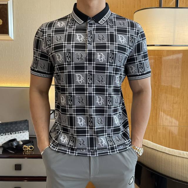 D奥 2025Ss春夏新款Polo领印花短袖系列。定制顶级丝光棉面料！重工艺1:1设计，时尚大牌元素Logo点缀，上身版型超赞，面料细腻舒适透气，随意搭配都超级