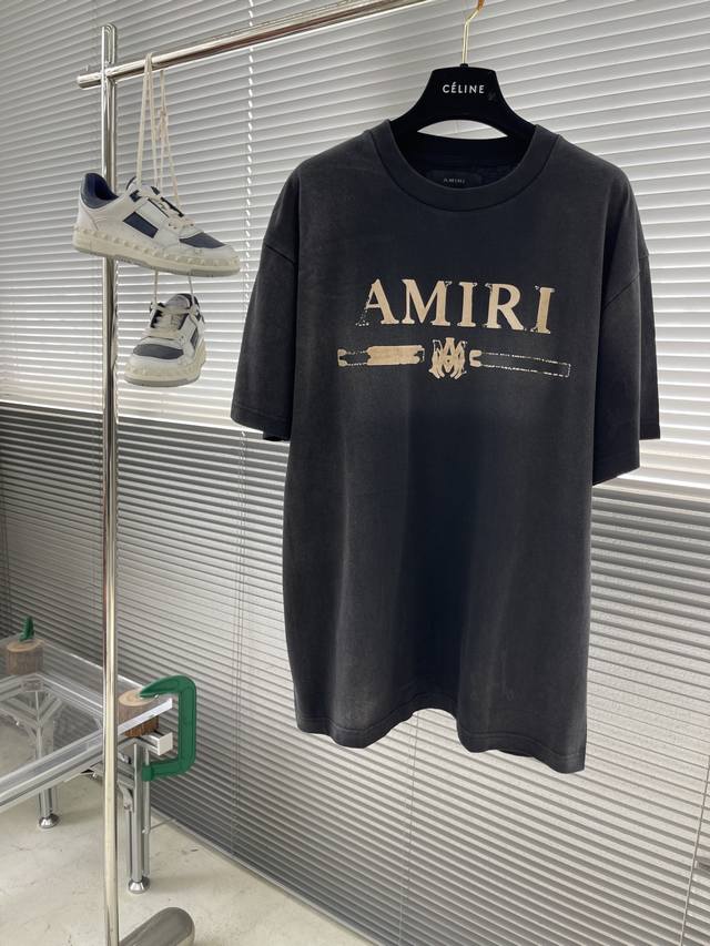Amlrl 2025早春新款做旧短T，明星同款 整体定织定染纯棉面料，对色罗纹，色差，整件衣服打边处理，凸显层次效果，胸前做了复古植绒工艺 ，这个系列也是比较时