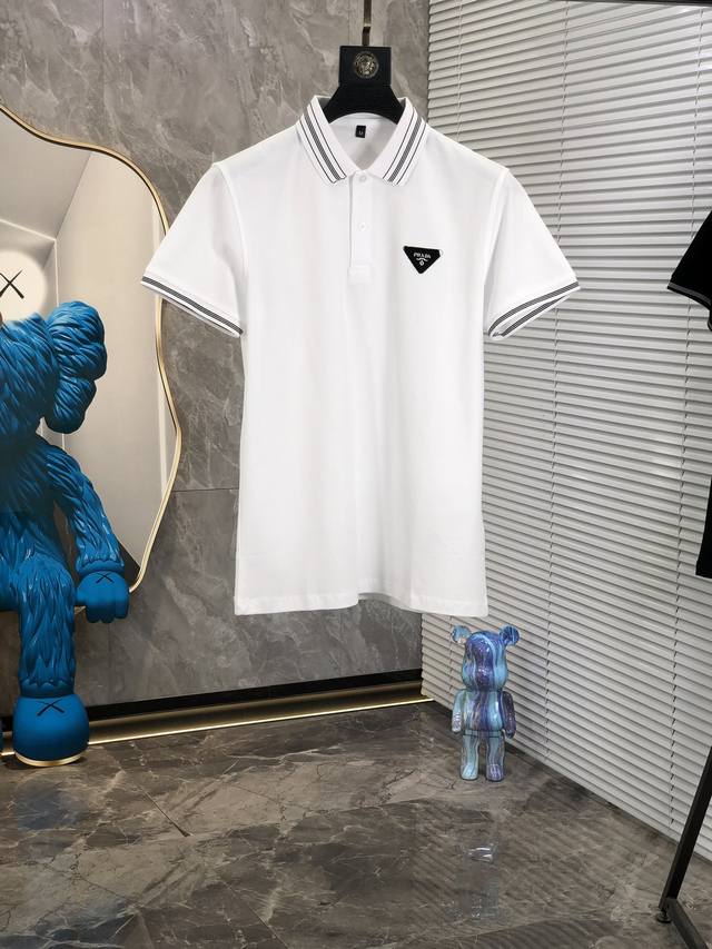 普拉达。2025Ss春夏新品 翻领短袖Polo衫。 客供进口100%珠地棉面料，甄选上等长绒棉花原料，面料属性皆为上乘，网眼结构细腻自然，经过水洗后，M肌理变得