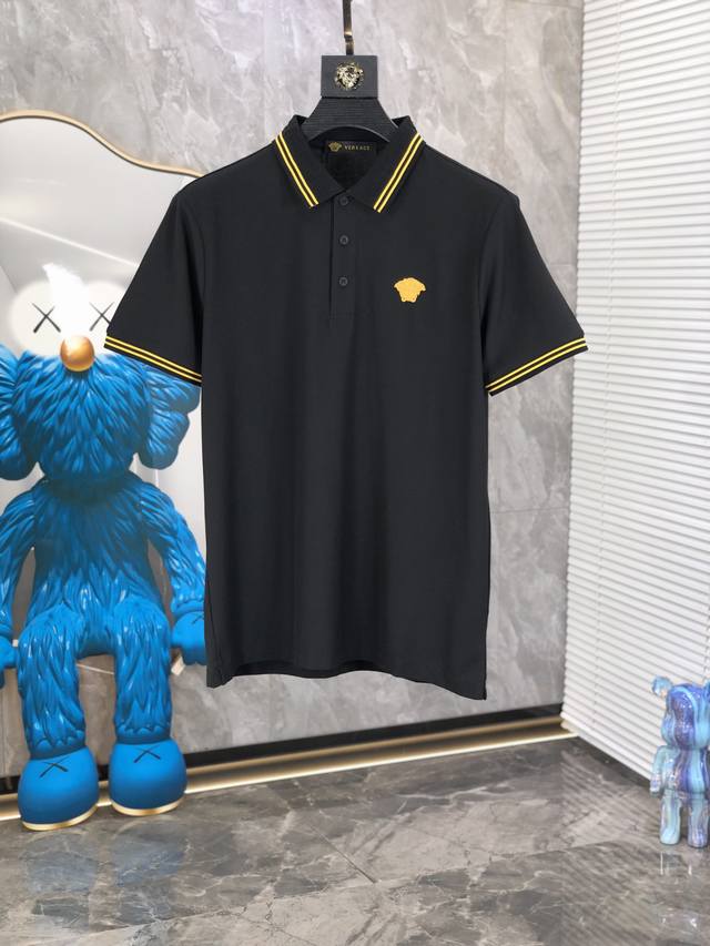 范思哲。2025Ss春夏新品 翻领短袖Polo衫。 客供进口100%珠地棉面料，甄选上等长绒棉花原料，面料属性皆为上乘，网眼结构细腻自然，经过水洗后，M肌理变得