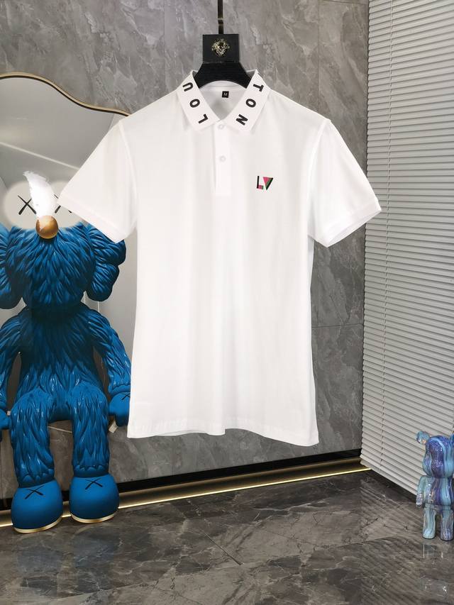Lv。2025Ss春夏新品 翻领短袖Polo衫。 客供进口100%珠地棉面料，甄选上等长绒棉花原料，面料属性皆为上乘，网眼结构细腻自然，经过水洗后，M肌理变得更