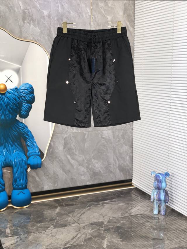 Lv 。2025春夏新品。订制高品质时尚休闲裤。超级百搭款。独家定制-进口高端高密度精棉面料，贴身舒适，超靓版型、M上身显腿修长，內里，走线都无可挑剔，任何场合