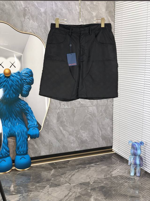 Lv。2025春夏新品。订制高品质时尚休闲裤。超级百搭款。独家定制-进口高端高密度精棉面料，贴身舒适，超靓版型、M上身显腿修长，內里，走线都无可挑剔，任何场合都
