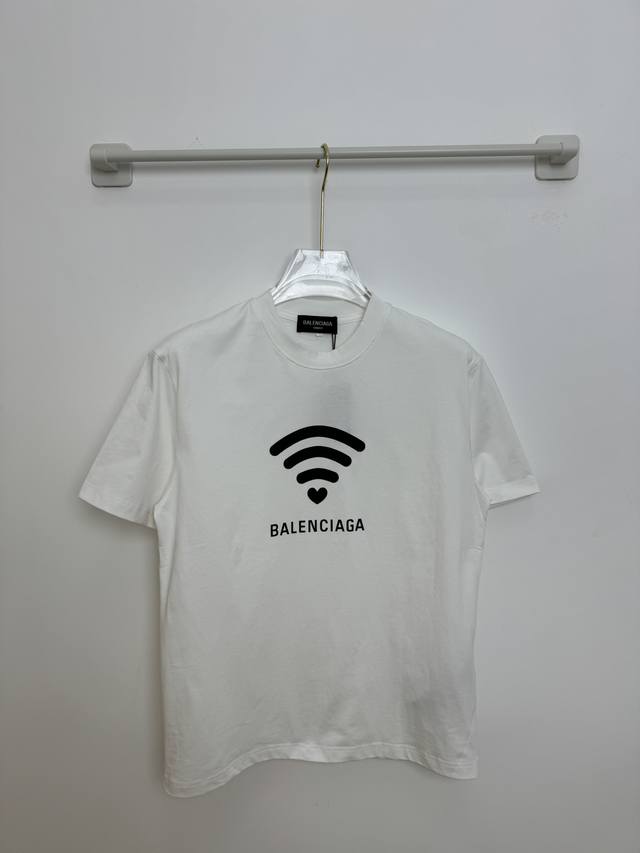 Balen巴黎世家 春夏新款首发专柜最新款短袖圆领T恤高端订制 设计前卫时尚！品牌Logo重工艺设计高端定制欧棉180克面料手感柔软.穿着舒适.专柜级别精致车线