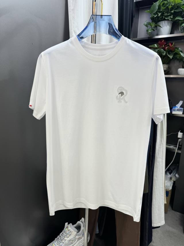 25年史蒂芬刺绣男士圆领丝光棉短袖T恤，前胸的鹰头 Logo 设计极具表现力，用极特色的色彩构造出美学的的空间感，搭配简单大方的圆领，舒适的面料能让你尽情享受无