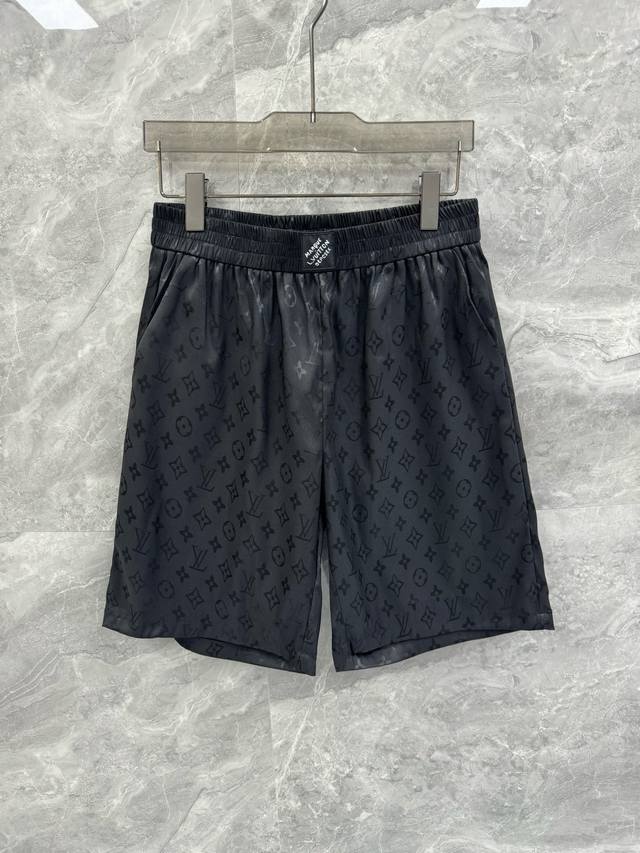 一套不拆分 25春夏新款路易轻奢Monogram提花工艺衬衣短裤套装。男士时尚休闲夏日沙滩套装。路易家族的新高端，细节品质永远的那么完美无瑕，创意设计层出不穷。