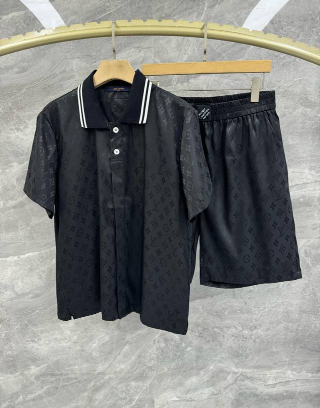 25春夏新款路易轻奢Monogram提花工艺衬衣短裤套装。男士时尚休闲夏日沙滩套装。路易家族的新高端，细节品质永远的那么完美无瑕，创意设计层出不穷。今年春夏季节