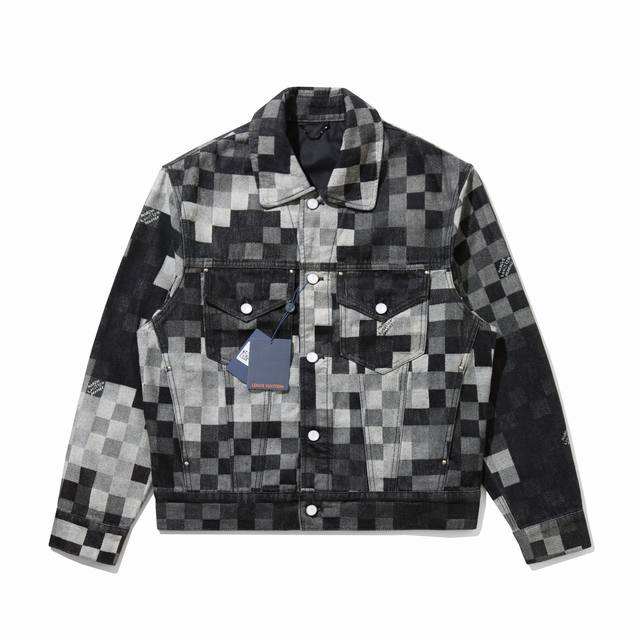 驴家1:1高品实拍展示#本款牛仔夹克出自春夏时装秀，以水洗提花图案展现渐变层次。标识巧妙融入格纹，珠宝般的雅致纽扣成就秀场型格。灵活剪裁适宜各式身形。46-52