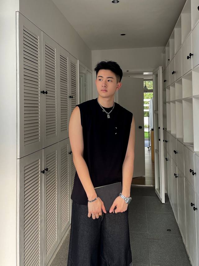 25春夏 马吉拉新款背心上新 颜色： 黑色 白色 尺寸：Xs S M L Xl 版型：廓形