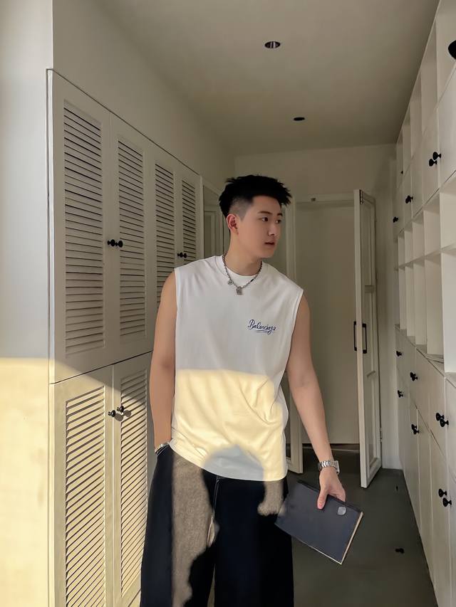 25春夏 巴黎世家手绘 新款背心上新 颜色： 黑色 白色 尺寸：Xs S M L Xl 版型：廓形