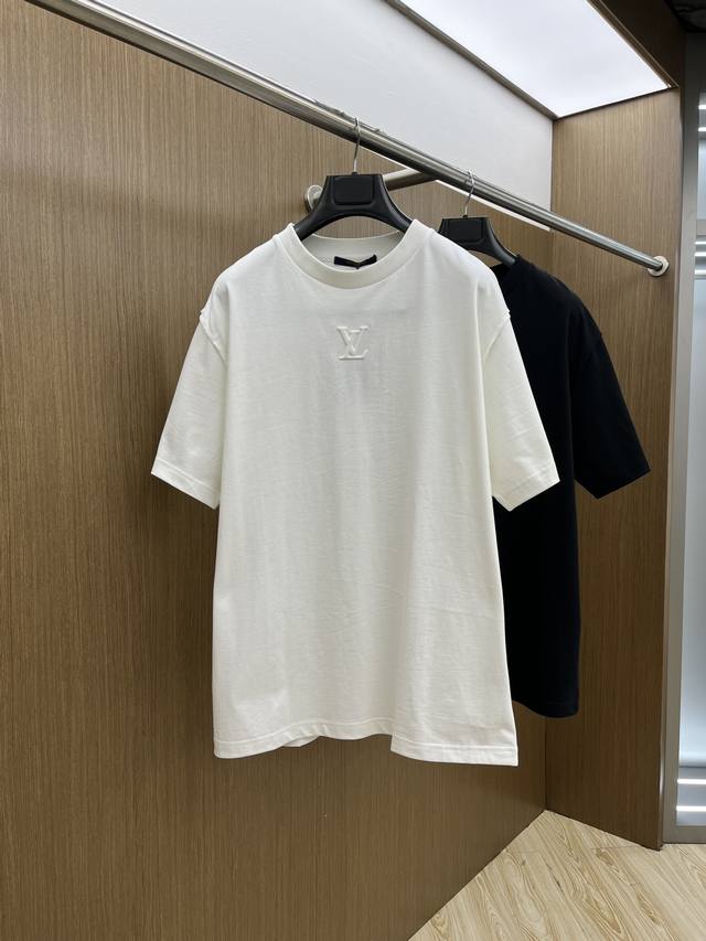 Lv 2025Ss早春新款 胸口立体压花字母短袖T恤 原版定制 采用21支240面料 立体压花采用高周波工艺 胸口浮雕3D立体Logo高温压花一次成形 圆领短T