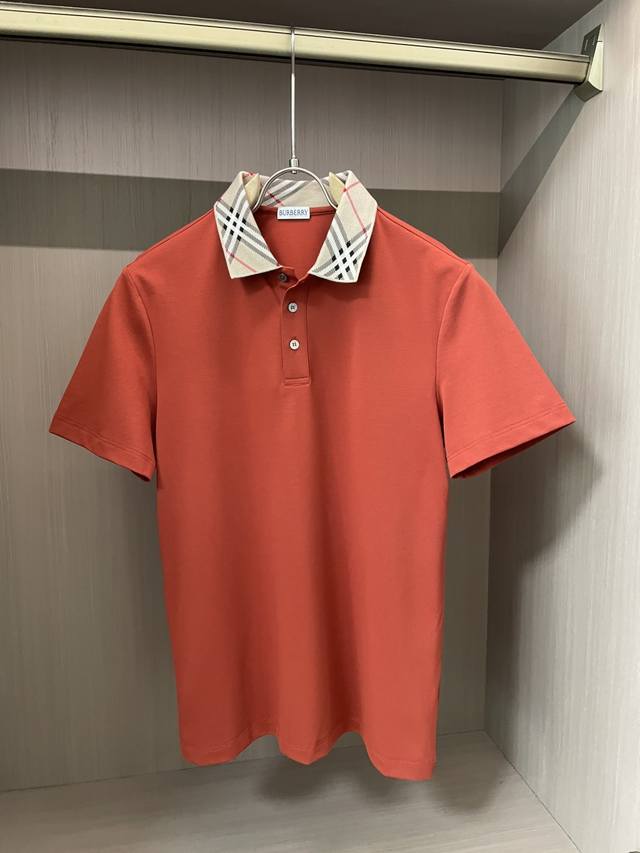 Bur 雅致英伦风，经典焕新章 B家翻领T恤，经典与时尚融合的佳作。柔和的颜色，散发着温润、内敛的气质，传递出优雅绅士格调。 标志性的格纹元素于衣领处巧妙呈现，