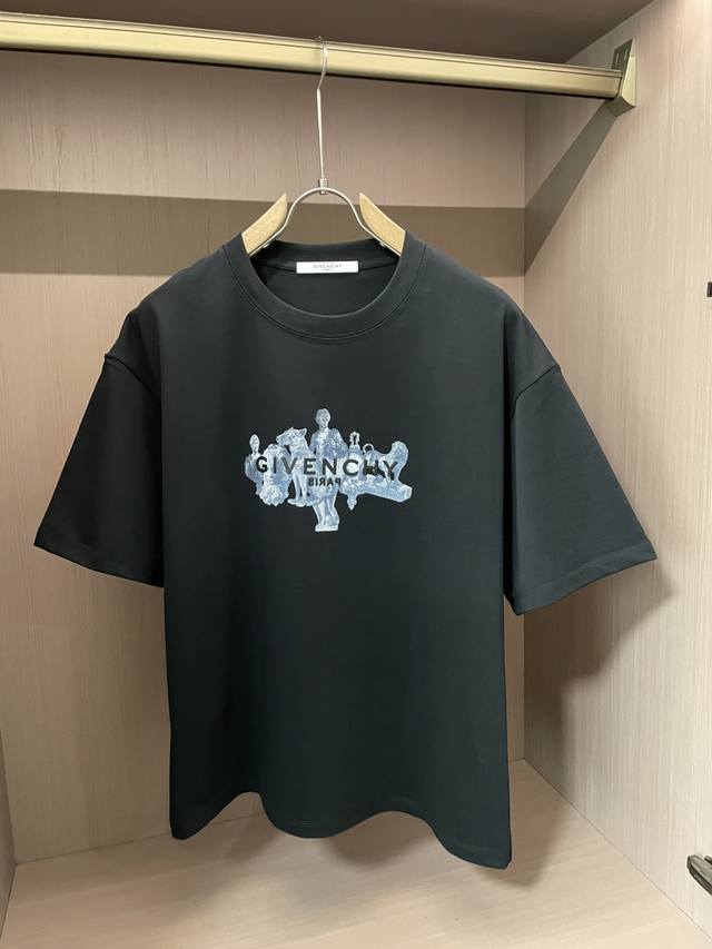 纪梵希 2025春夏新品，优选特定原版开发双股精棉平纹面料，上身挺阔舒适度佳，外穿内搭随意搭配，男女同款夏日必备 尺码M-Xxl