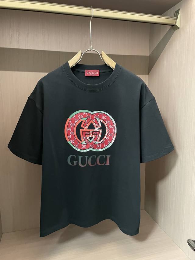 Gucc 2025春夏新品，优选特定原版开发双股精棉平纹面料，上身挺阔舒适度佳，外穿内搭随意搭配，男女同款夏日必备 尺码M-Xxl
