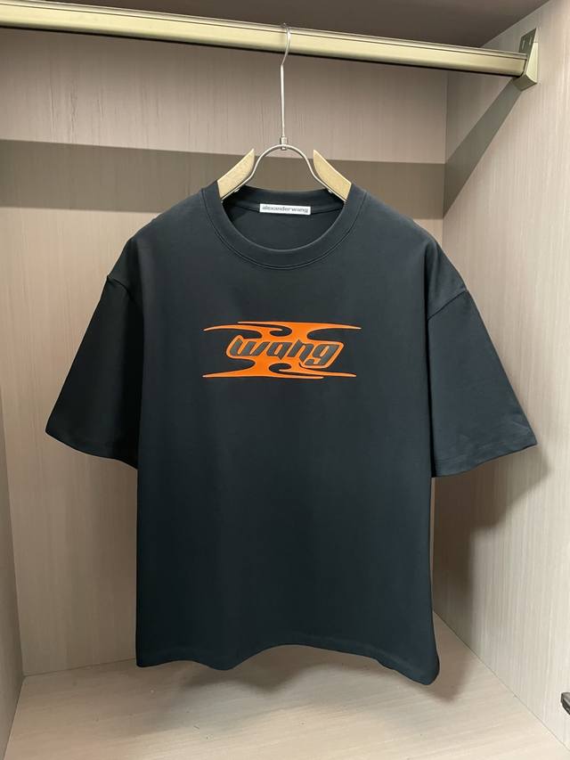 亚历山大 王 2025春夏新品，优选特定原版开发双股精棉平纹面料，上身挺阔舒适度佳，外穿内搭随意搭配，男女同款夏日必备 尺码M-Xxl