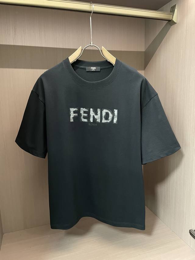 Fd 2025春夏新品，优选特定原版开发双股精棉平纹面料，上身挺阔舒适度佳，外穿内搭随意搭配，男女同款夏日必备 尺码M-Xxl