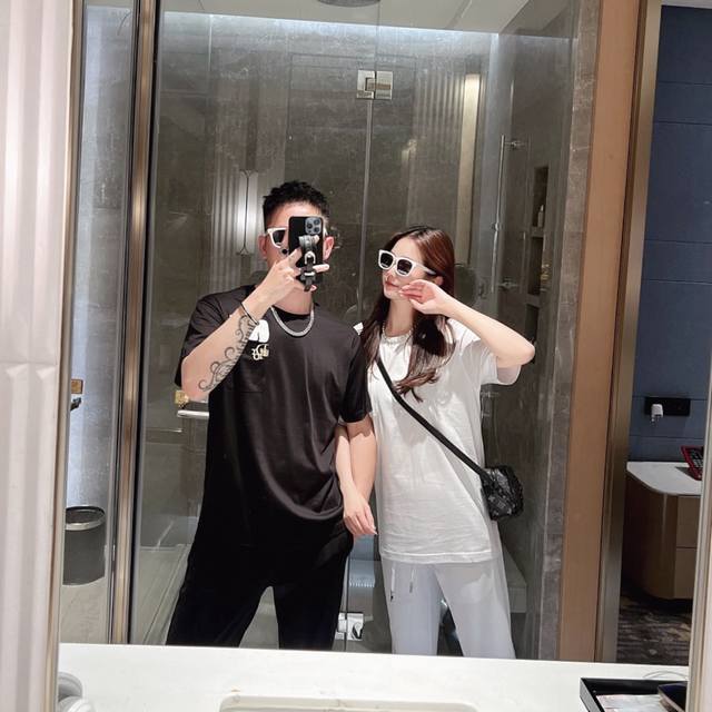 迪奥Ss春夏最新款，男女同款，经典设计短袖T恤长裤套装，定制丝光棉面料，手感柔软，穿着舒适，做工精细.上身效果无敌帅气，码数M-3Xl
