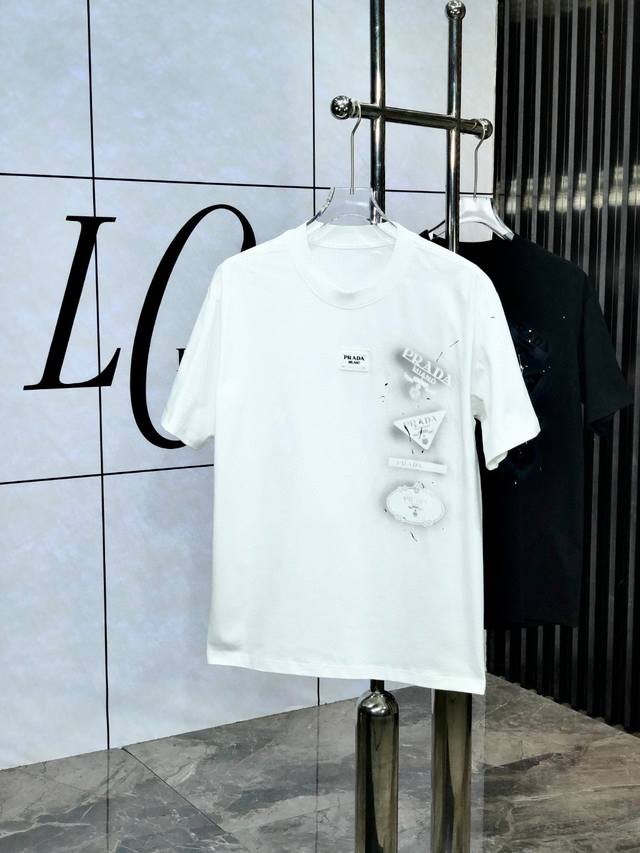普拉达 2025夏季新款 喷绘涂鸦定制标 休闲T恤 定制260G高支纯棉面料 宽松版型 工艺精细 舒适休闲百搭，透气性极好 颜色：黑色 白色 尺码: S-3Xl