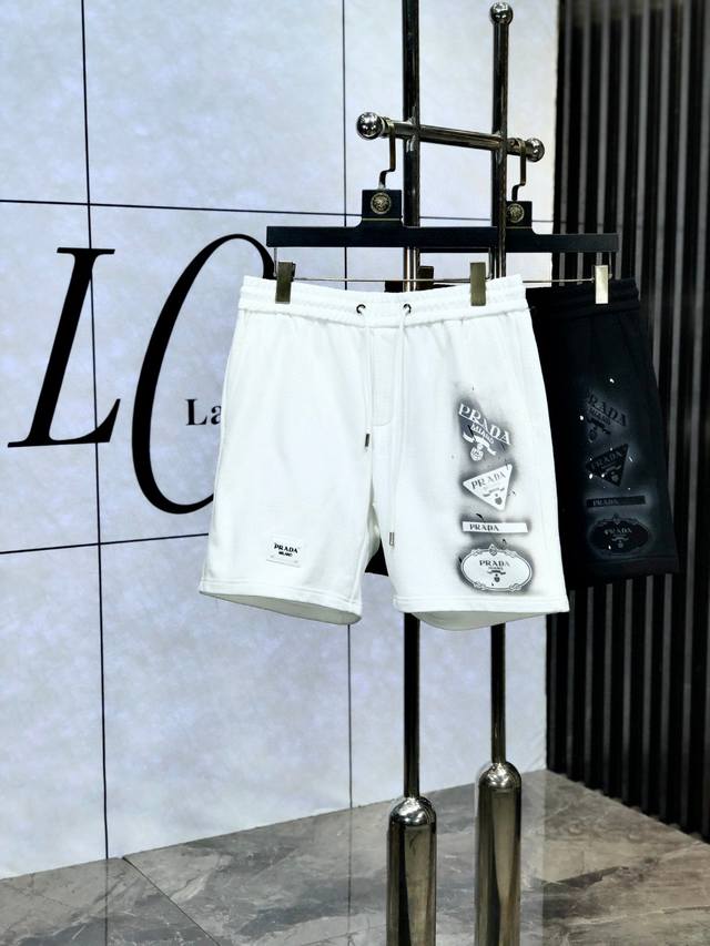 普拉达* 5S 春夏新款休闲手绘涂鸦短裤 品牌经典Logo ，舒适度极好，手触感强烈。辨识度极高 定制进口面料 色泽清新 做工精细 ：码数 S- 3Xl