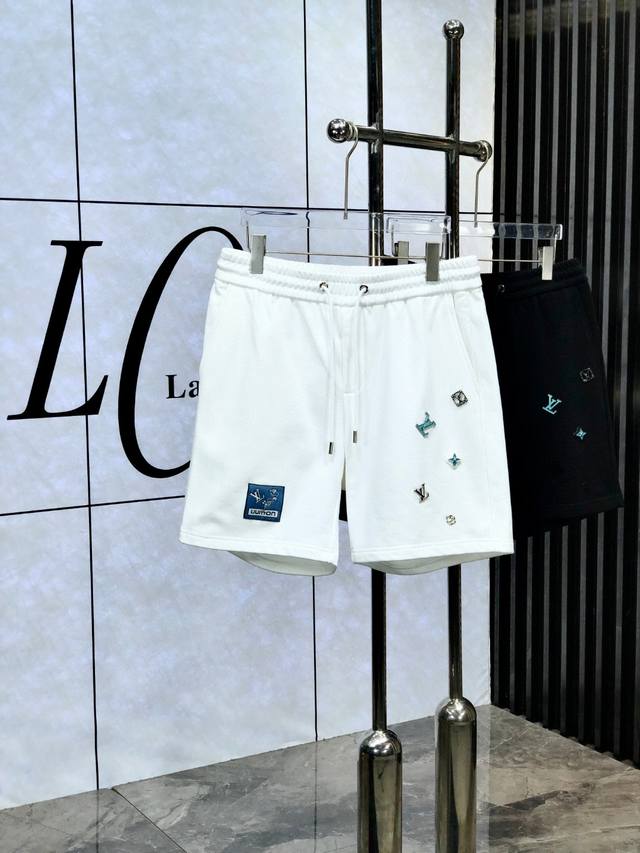 Lv* 5S 春夏新款休闲手绘涂鸦短裤 品牌经典Logo ，舒适度极好，手触感强烈。辨识度极高 定制进口面料 色泽清新 做工精细 ：码数 S- 3Xl