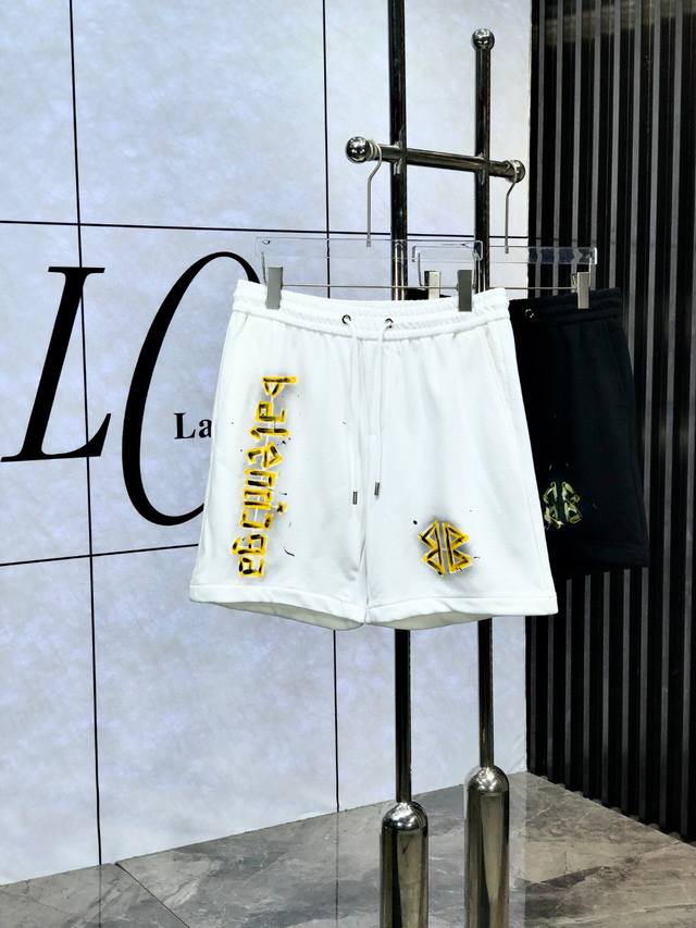 巴黎世家* 5S 春夏新款休闲手绘涂鸦短裤 品牌经典Logo ，舒适度极好，手触感强烈。辨识度极高 定制进口面料 色泽清新 做工精细 ：码数 S- 3Xl