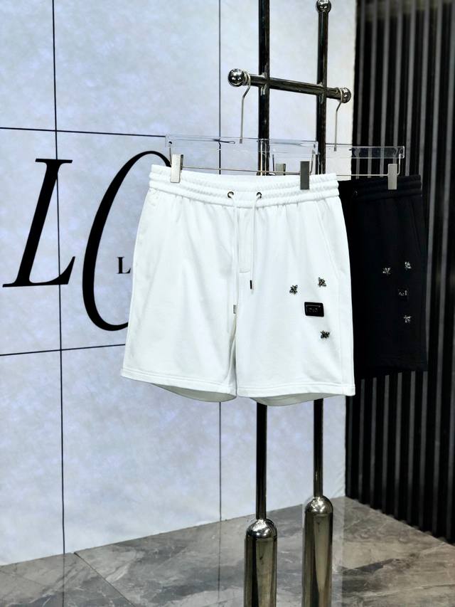 Dg* 5S 春夏新款休闲手绘涂鸦短裤 品牌经典Logo ，舒适度极好，手触感强烈。辨识度极高 定制进口面料 色泽清新 做工精细 ：码数 S- 3Xl