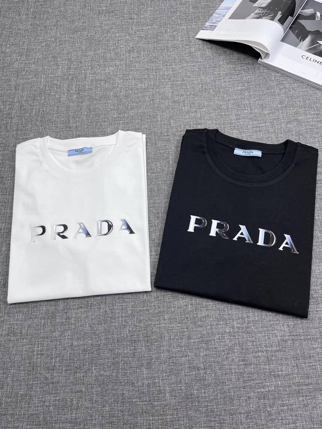 Prada 普拉达 2025夏款圆领短袖T恤 经典大方的款式，可以穿十年都还是流行的那种，你一定要收藏几件，难得精致极致的款，你一定要收！好品味的一件！重要到哪