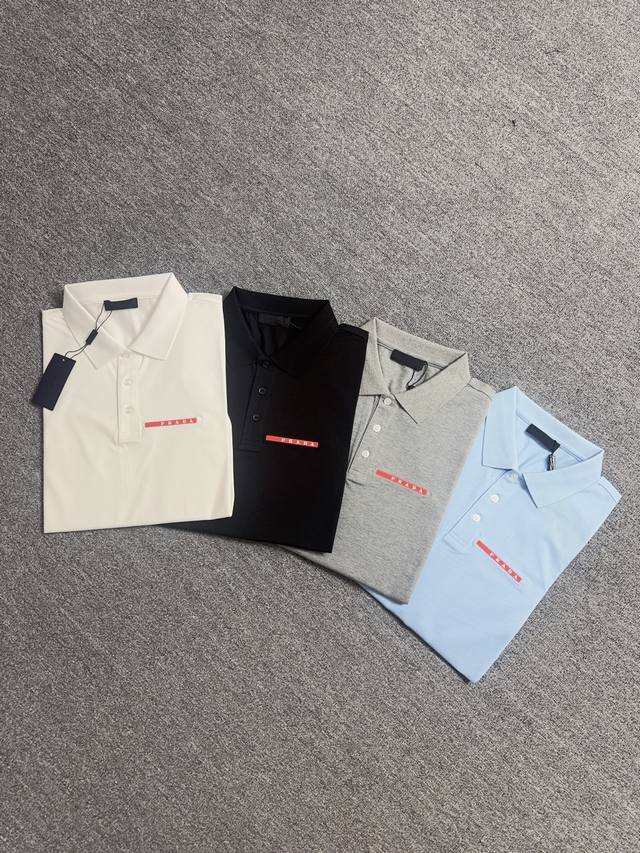 Prada 经典Polo衫.25S新款商务人士首选.本款Polo衫采用丝光双珠地230克重面料打造，舒适度极强！颜色：黑色.白色.灰色.天蓝.码数：M-3Xl
