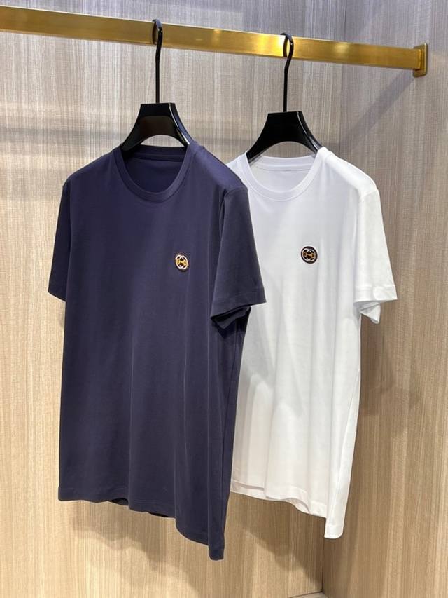 G家 2025春夏最新马蹄双G徽标男士圆领T恤衫，简约百搭款，不挑人穿，胸前极具代表性的G家徽标 双G与马蹄扣相融合，经典红绿撞色饰边 ，采用3D立体刺绣工艺，