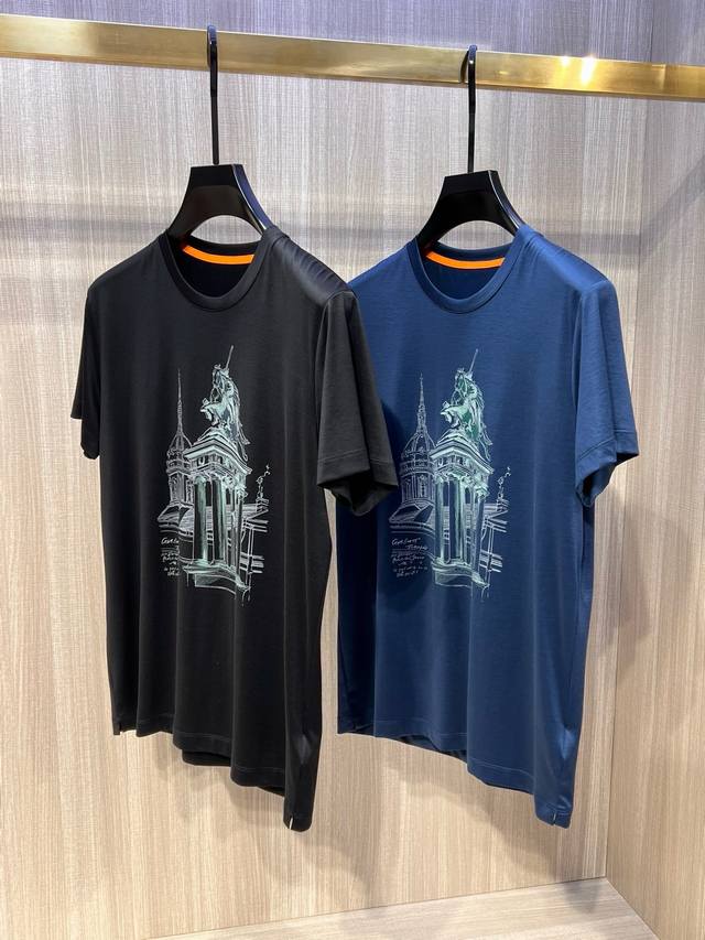 爱马家 骑士战马雕像印花男士圆领T恤衫，胸前独具创意的各式古代建筑图案，采用高端复杂的多色台板手工印花，其难度和复杂度都要比一般的普通印花和数码印花难上数倍，色
