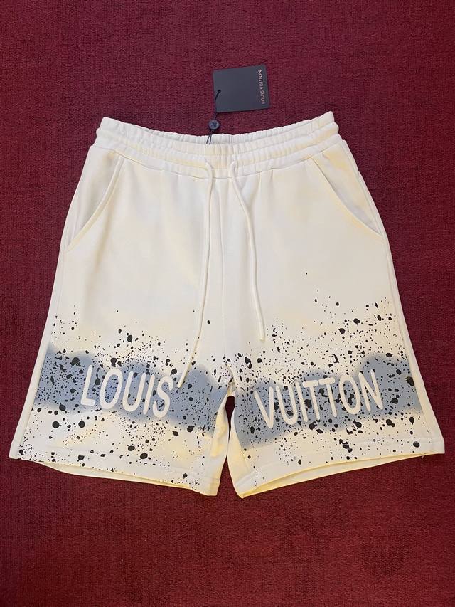 Lv 休闲短裤 经典老花的潮流新姿 裤子上经典的Lv老花图案低调又奢华，别致的小标识增添了独特感。 面料舒适透气，穿着自在无负担，松紧腰与抽绳设计适配各种身形。