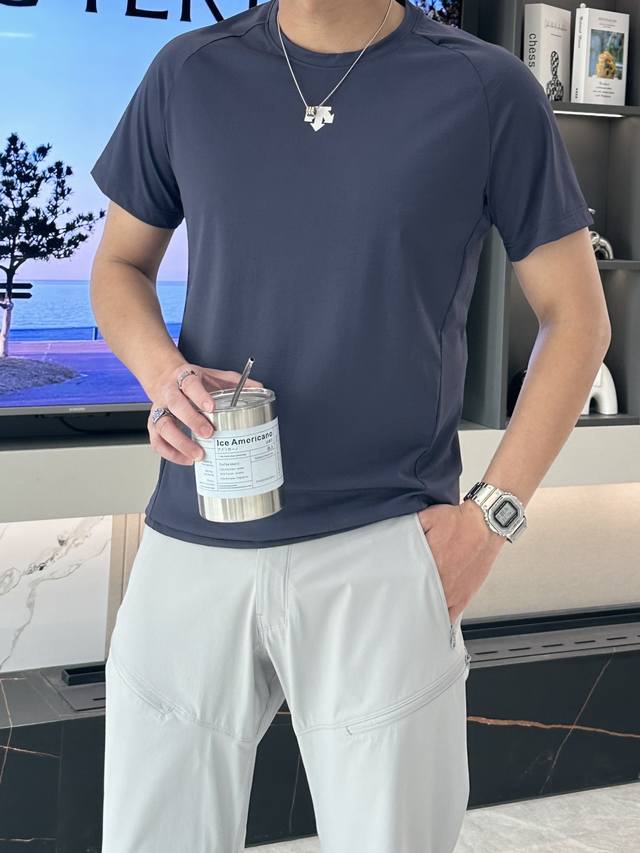 迪桑特 短袖T恤，采用速干面料，舒适透气且利于排汗。版型简约，胸口处有白色品牌标志性图案刺绣，低调彰显品牌特色，增添精致感。尺码M-Xxl