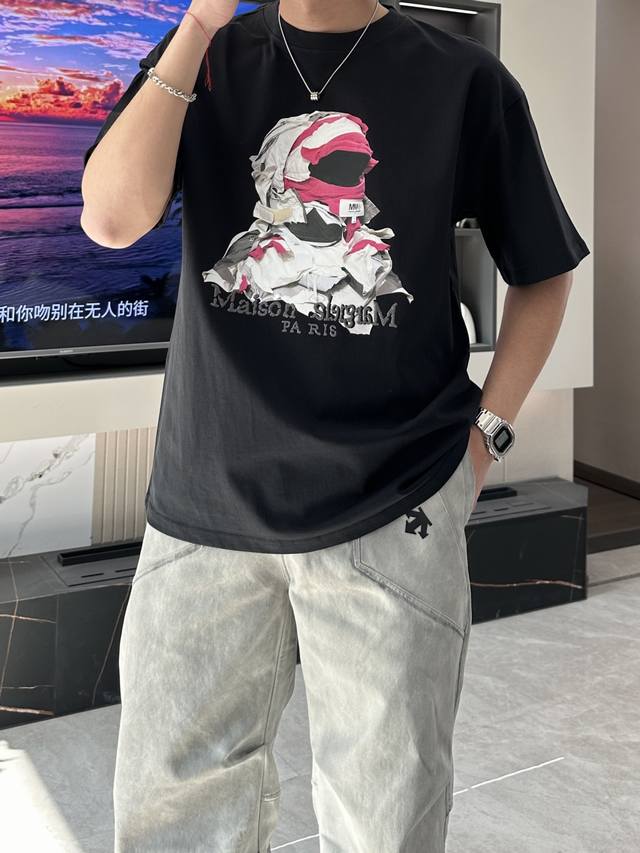 巴黎世家 2025春夏新品，优选特定原版开发双股精棉平纹面料，上身挺阔舒适度佳，外穿内搭随意搭配，男女同款夏日必备 尺码M-Xxl