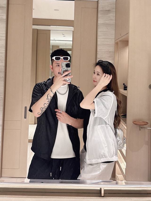 Lv新款短袖满身提花夹克套装经典设计， 款式新颖，版型修身时尚，上身效果超赞。码数：M-3Xl
