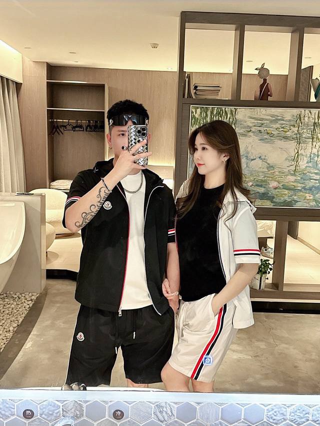 蒙口新款短袖夹克套装经典设计， 款式新颖，版型修身时尚，上身效果超赞。码数：M-3Xl