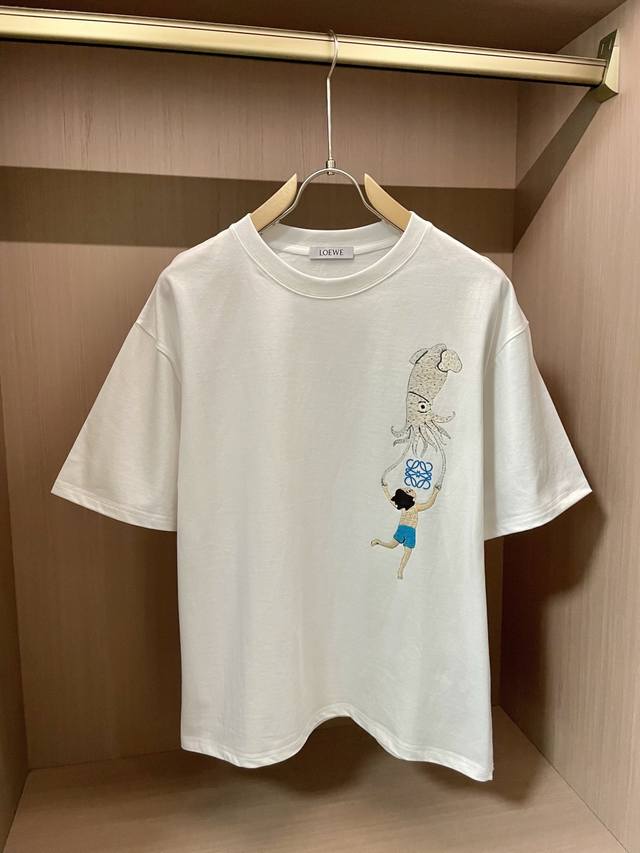 Loewe 2025春夏新品，优选特定原版开发双股精棉平纹面料，上身挺阔舒适度佳，外穿内搭随意搭配，男女同款夏日必备 尺码M-Xxl