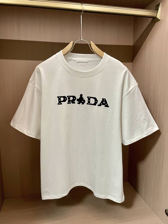 Prad 2025春夏新品，优选特定原版开发双股精棉平纹面料，上身挺阔舒适度佳，外穿内搭随意搭配，男女同款夏日必备 尺码M-Xxl