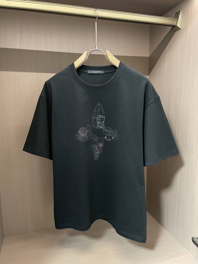 Lv 2025春夏新品，优选特定原版开发双股精棉平纹面料，上身挺阔舒适度佳，外穿内搭随意搭配，男女同款夏日必备 尺码M-Xxl
