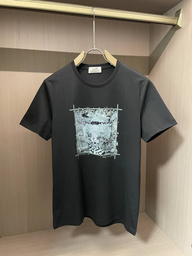 H 官网同款 官网同款 官网同款 重磅推荐！2025Ss夏装新品 专柜在售 最新系列图案Logo短袖T恤 必须人手一件的节奏！进口顶极精梳棉面料，极为亲肤舒适