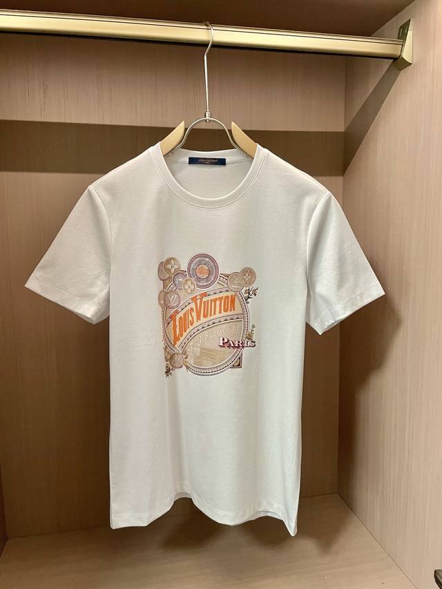 Lv 官网同款 官网同款 官网同款 重磅推荐！2025Ss夏装新品 专柜在售 最新系列图案Logo短袖T恤 必须人手一件的节奏！进口顶极精梳棉面料，极为亲肤舒适