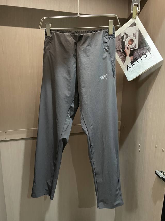 2025春夏款Arc'teryx始祖鸟 Gamma Lt 男子 软壳冲锋裤 鸟家户外运动休闲冲锋裤 专业研发的科技导湿速干面料， 面料在纺织过程中加入经纬状分布