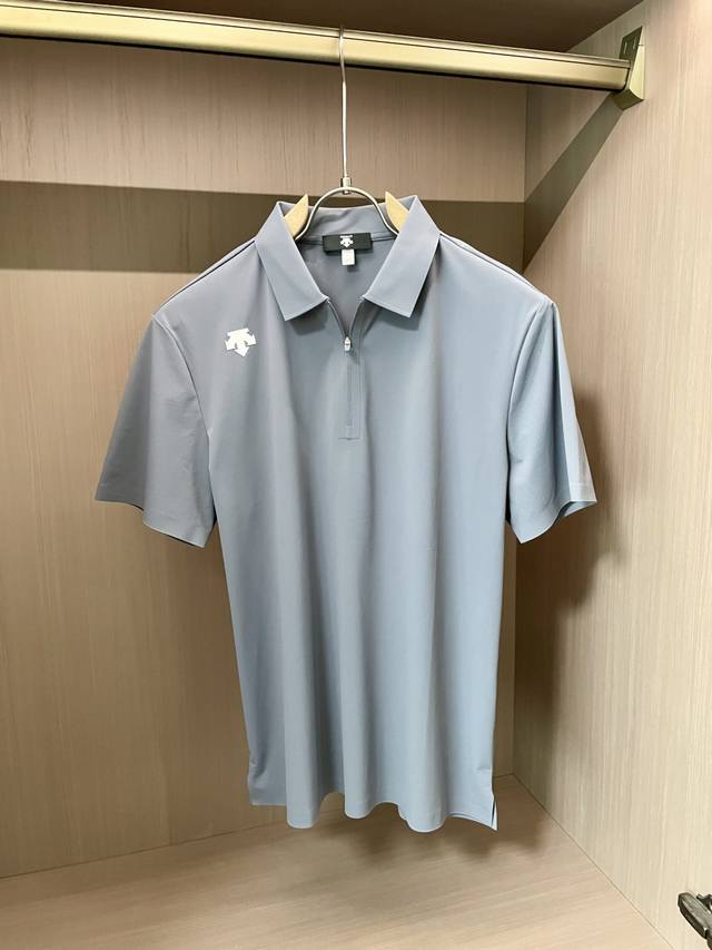 迪桑特 2025春夏 经典的Polo领设计，搭配简洁的半拉链，线条利落流畅，巧妙修饰颈部线条，彰显优雅绅士格调。左胸处精致的品牌标识，采用无痕压胶工艺，细腻而平